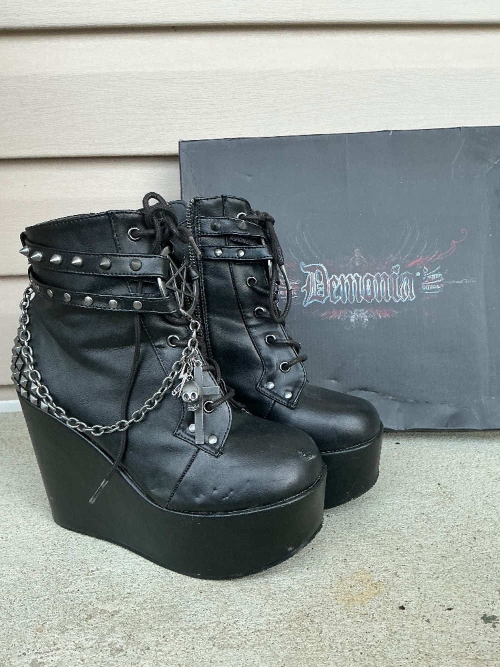 Demonia platform boots